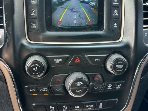 Used 2017 Jeep Grand Cherokee Laredo image 12