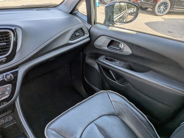 Used 2025 Chrysler Pacifica Limited FWD image 18