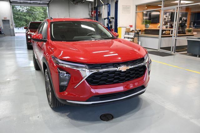 Used 2026 Chevrolet Trax LT FWD image 3