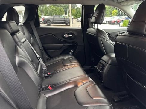 Used 2019 Jeep Cherokee Latitude Plus AWD/4WD image 6