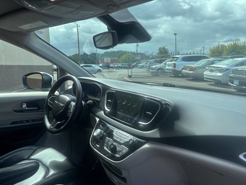 Used 2023 Chrysler Pacifica Touring-L FWD image 16