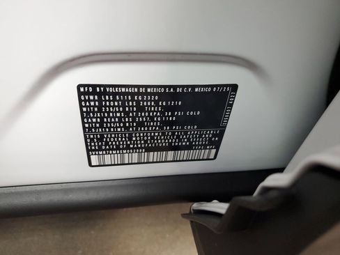 New 2025 Volkswagen Tiguan SE image 40