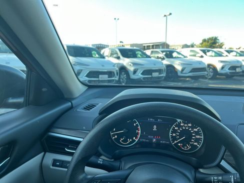 Used 2025 Nissan Altima 2.5 SV image 35