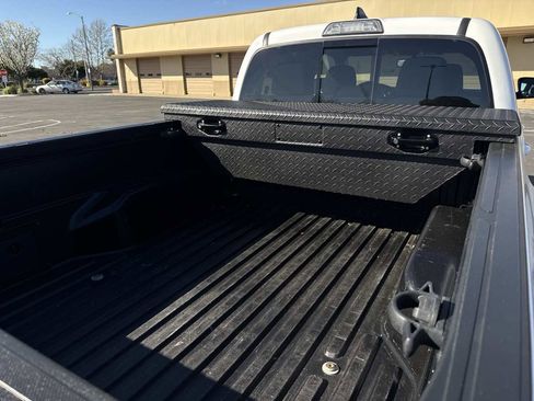 Used 2017 Toyota Tacoma TRD Off-Road w/ Tow Package image 8