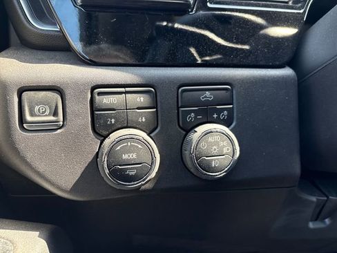 Used 2025 Chevrolet Silverado 1500 LT Trail Boss w/ Dark Appearance Package AWD/4WD image 30