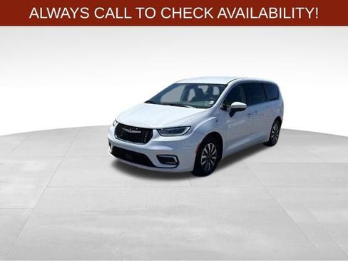 Used 2023 Chrysler Pacifica Touring-L FWD image 3