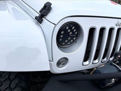 Used 2016 Jeep Wrangler Unlimited Sahara w/ Connectivity Group image 30