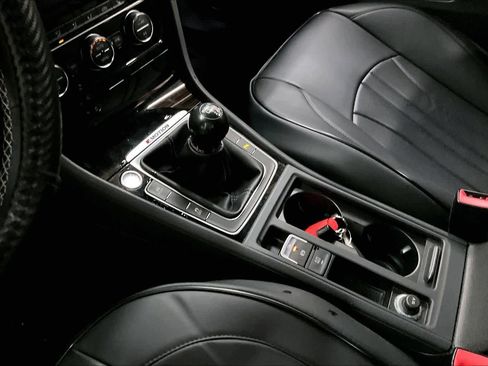 Used 2017 Volkswagen Golf R 4-Door image 19