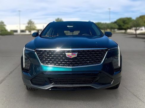 Used 2025 Cadillac XT4 Premium Luxury w/ LPO, ONYX Package AWD/4WD image 2