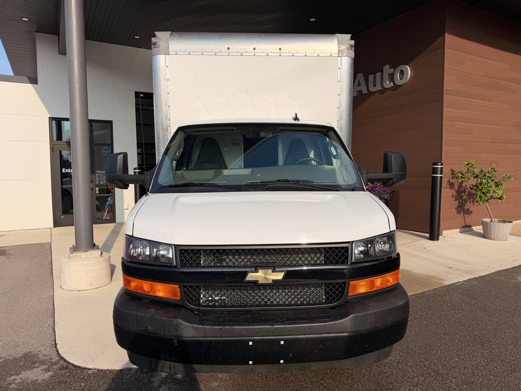 Used 2025 Chevrolet Express 4500 Extended w/ Power Convenience Package RWD image 2