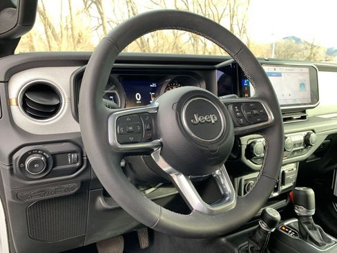 Used 2025 Jeep Wrangler Sahara image 33