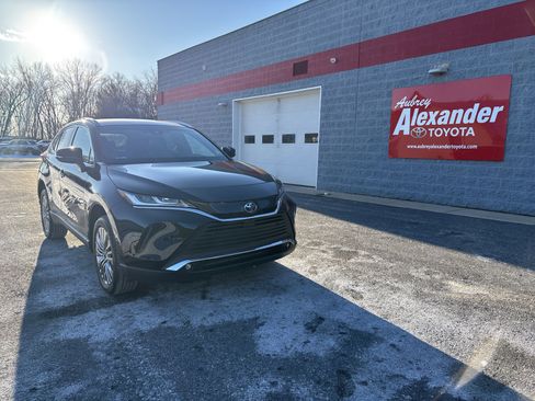 Used 2024 Toyota Venza XLE image 1