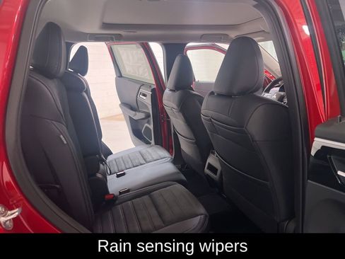 New 2025 Mitsubishi Outlander SE image 13