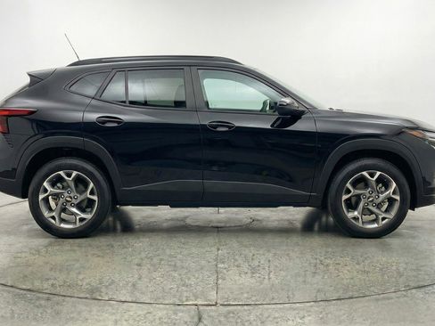 Used 2025 Chevrolet Trax LT w/ LT Convenience Package FWD image 11