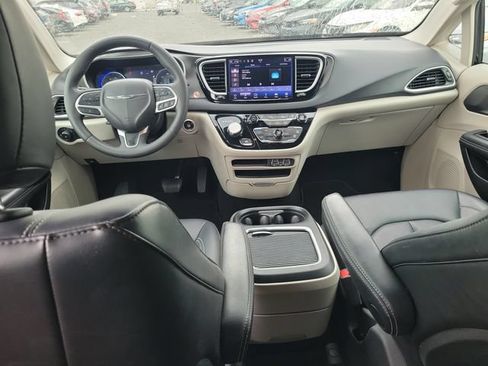 Used 2024 Chrysler Pacifica Touring-L FWD image 11
