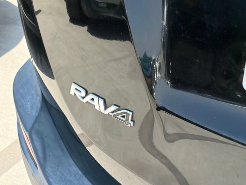 Used 2015 Toyota RAV4 LE FWD image 5
