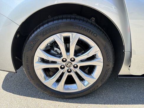 Used 2021 Toyota Sienna Platinum FWD image 18