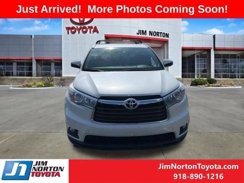Used 2016 Toyota Highlander XLE FWD image 2