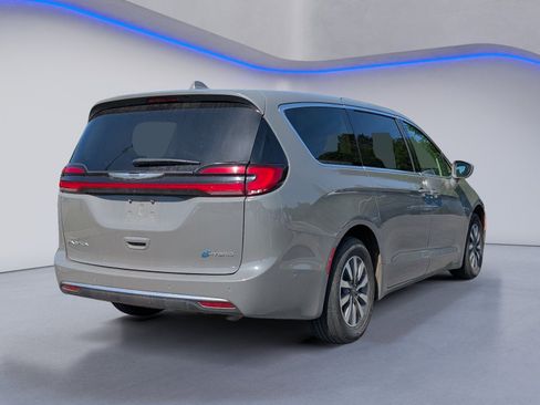 Used 2022 Chrysler Pacifica Touring-L w/ Uconnect Theater Family Group FWD image 5