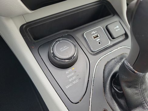 Used 2021 Jeep Cherokee Latitude Lux w/ Sun & Sound Group image 37