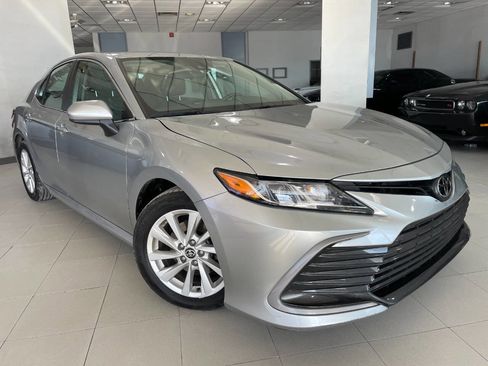 Used 2022 Toyota Camry LE image 1