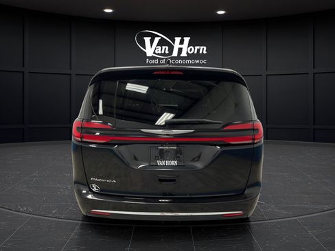Used 2023 Chrysler Pacifica Touring-L FWD image 6