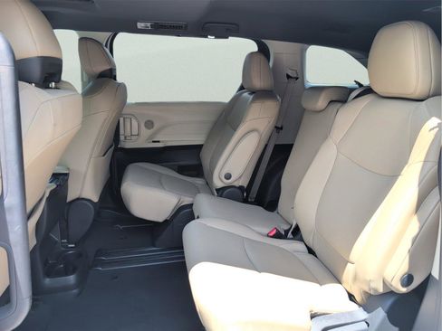 Used 2024 Toyota Sienna XLE FWD image 33