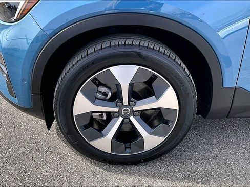 Used 2025 Volvo XC40 B5 Plus image 12