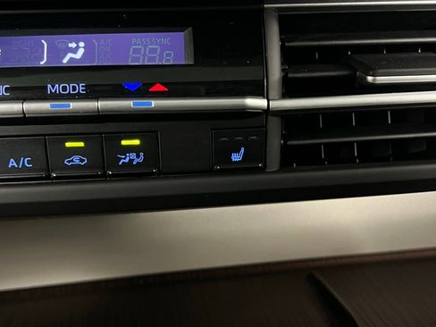 Used 2024 Toyota Sienna XLE image 19