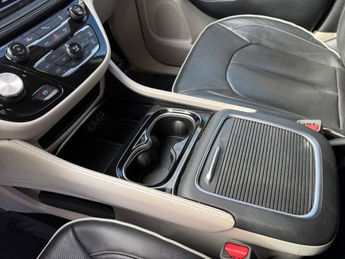 Used 2023 Chrysler Pacifica Limited image 13