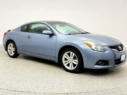 Used 2010 Nissan Altima 2.5 S w/ Premium Pkg image 3