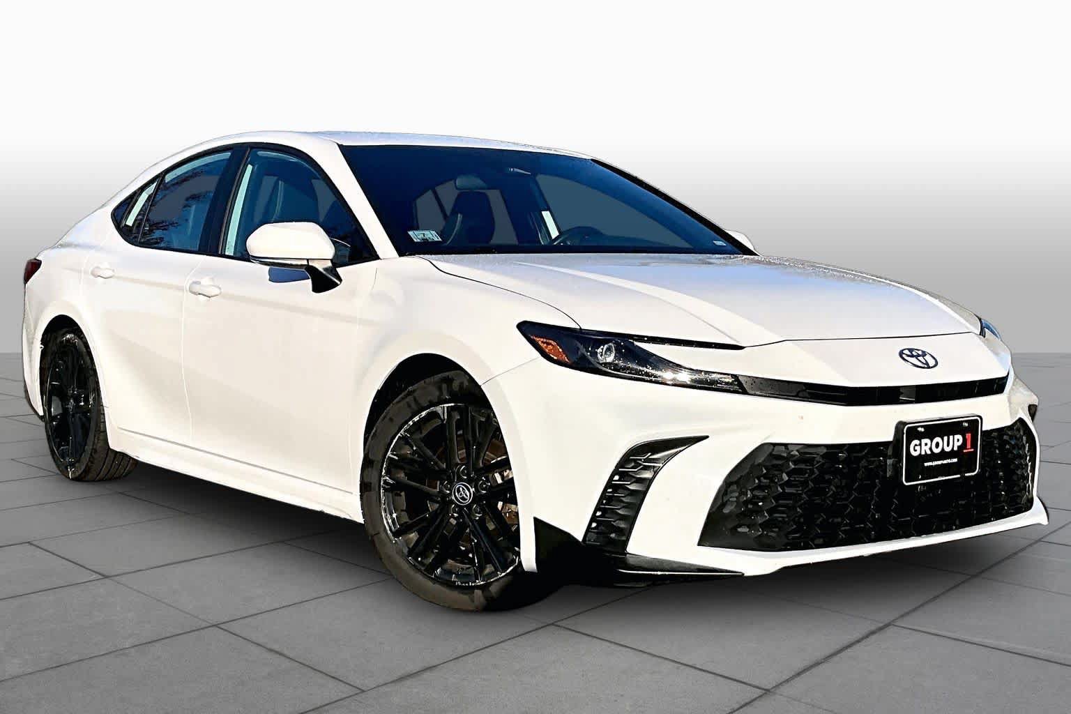 Used 2025 Toyota Camry SE FWD image 3