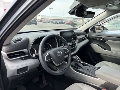 Used 2022 Toyota Highlander XLE AWD/4WD image 8