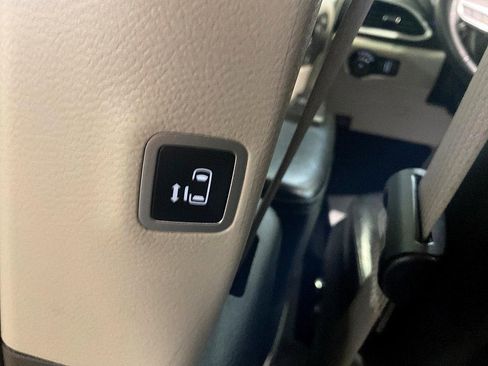 Used 2022 Chrysler Pacifica Touring-L image 30