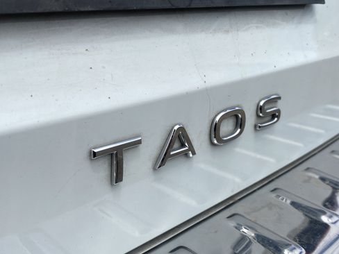 Used 2023 Volkswagen Taos SE w/ Panoramic Sunroof Package FWD image 8
