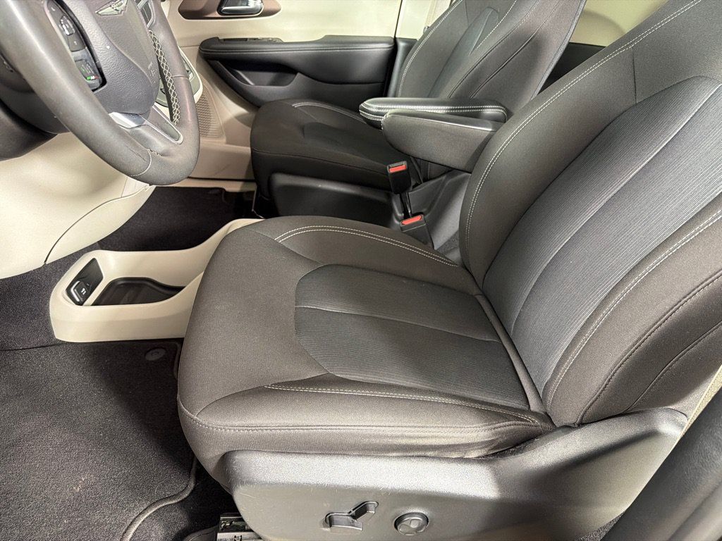 Used 2023 Chrysler Voyager LX FWD image 12