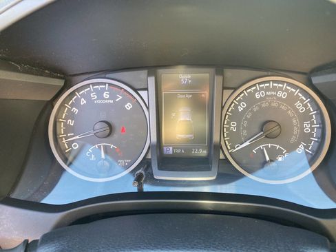 Used 2017 Toyota Tacoma TRD Off-Road image 12