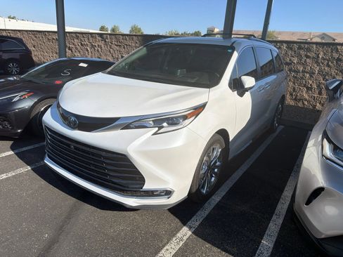 Certified 2023 Toyota Sienna Platinum FWD image 3