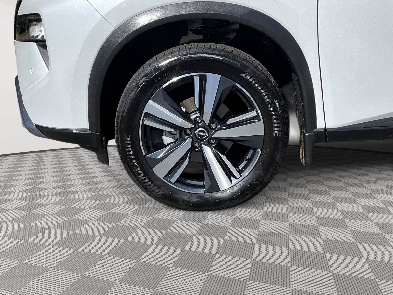 Used 2025 Nissan Rogue SL AWD/4WD image 9