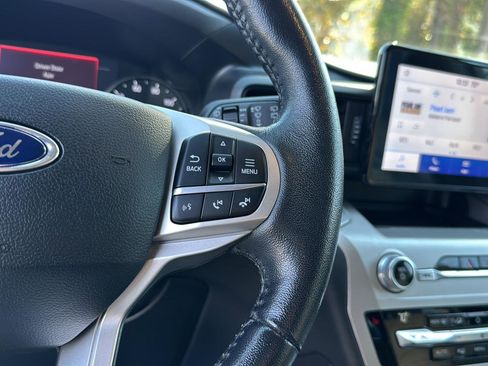 Used 2021 Ford Explorer XLT image 19