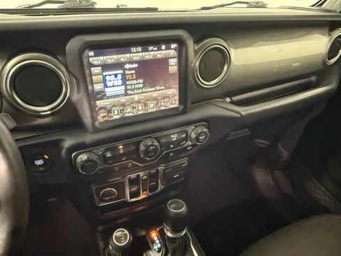 Used 2019 Jeep Wrangler Unlimited Sahara image 33