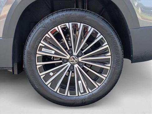New 2025 Volkswagen Taos SE image 11