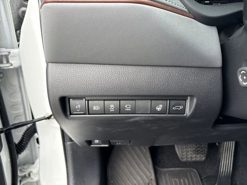 Used 2023 Toyota Venza Limited image 15