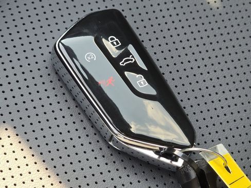 Certified 2025 Volkswagen Tiguan SE R-Line image 40