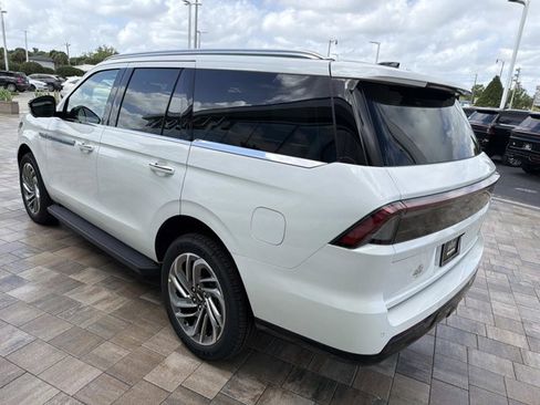 New 2026 Lincoln Navigator Premiere AWD/4WD image 4