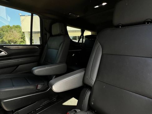 Used 2023 Chevrolet Suburban LT w/ Luxury Package RWD image 23