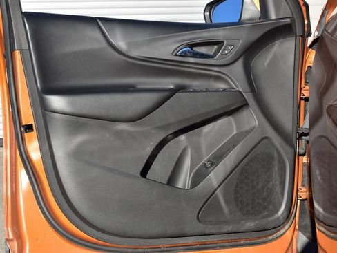 Used 2019 Chevrolet Equinox LT w/ Sun & Navigation Package image 9