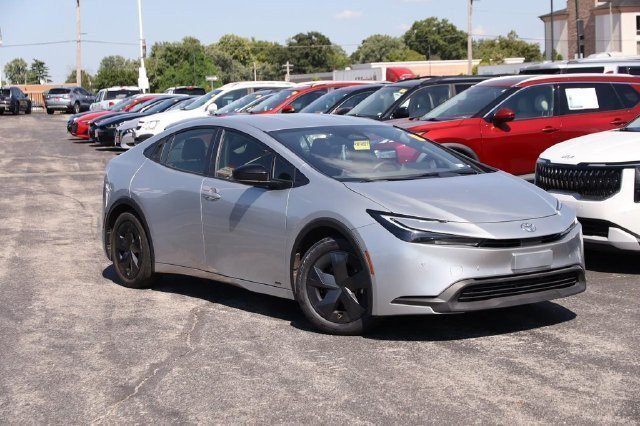 Certified 2025 Toyota Prius LE AWD/4WD image 2