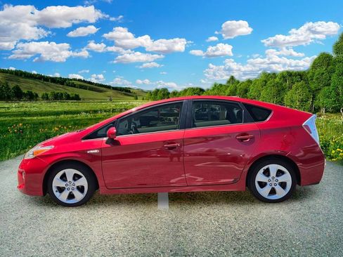 Used 2014 Toyota Prius Five FWD image 3