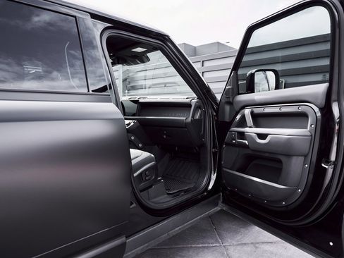 Used 2025 Land Rover Defender 110 V8 image 27